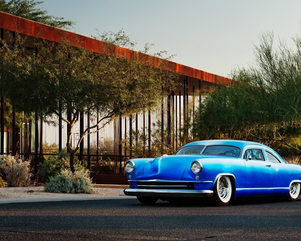 Старый автомобиль Chevrolet Kaiser