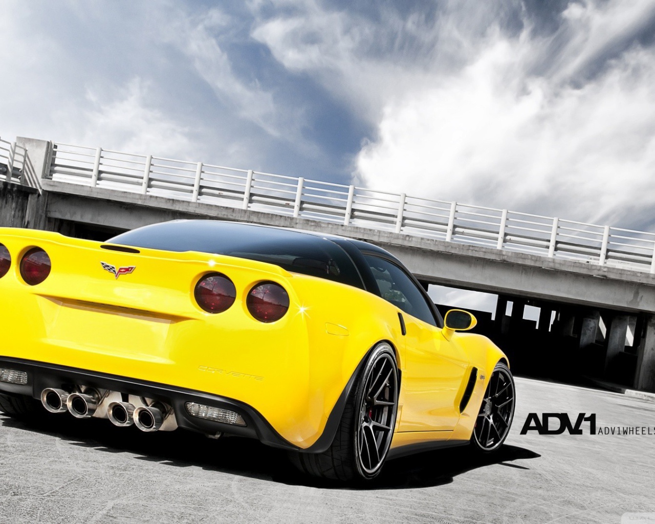 Желтый Chevrolet Z06 у моста