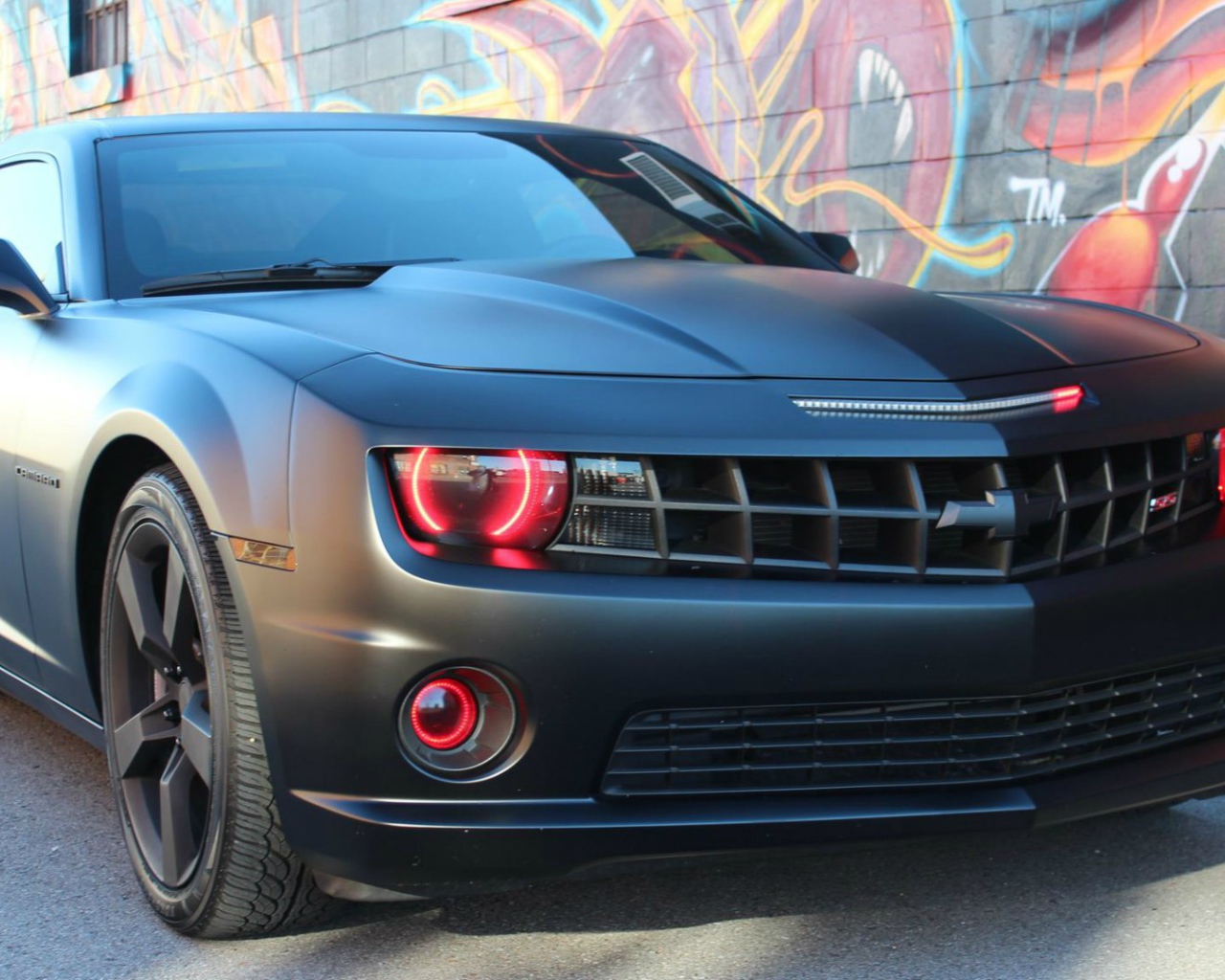 Красивый автомобиль Chevrolet Camaro SS