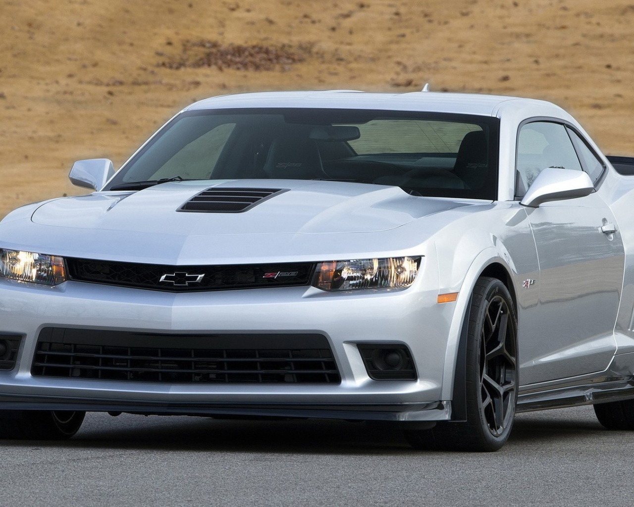 Красивый белый Chevrolet Camaro в пустыне