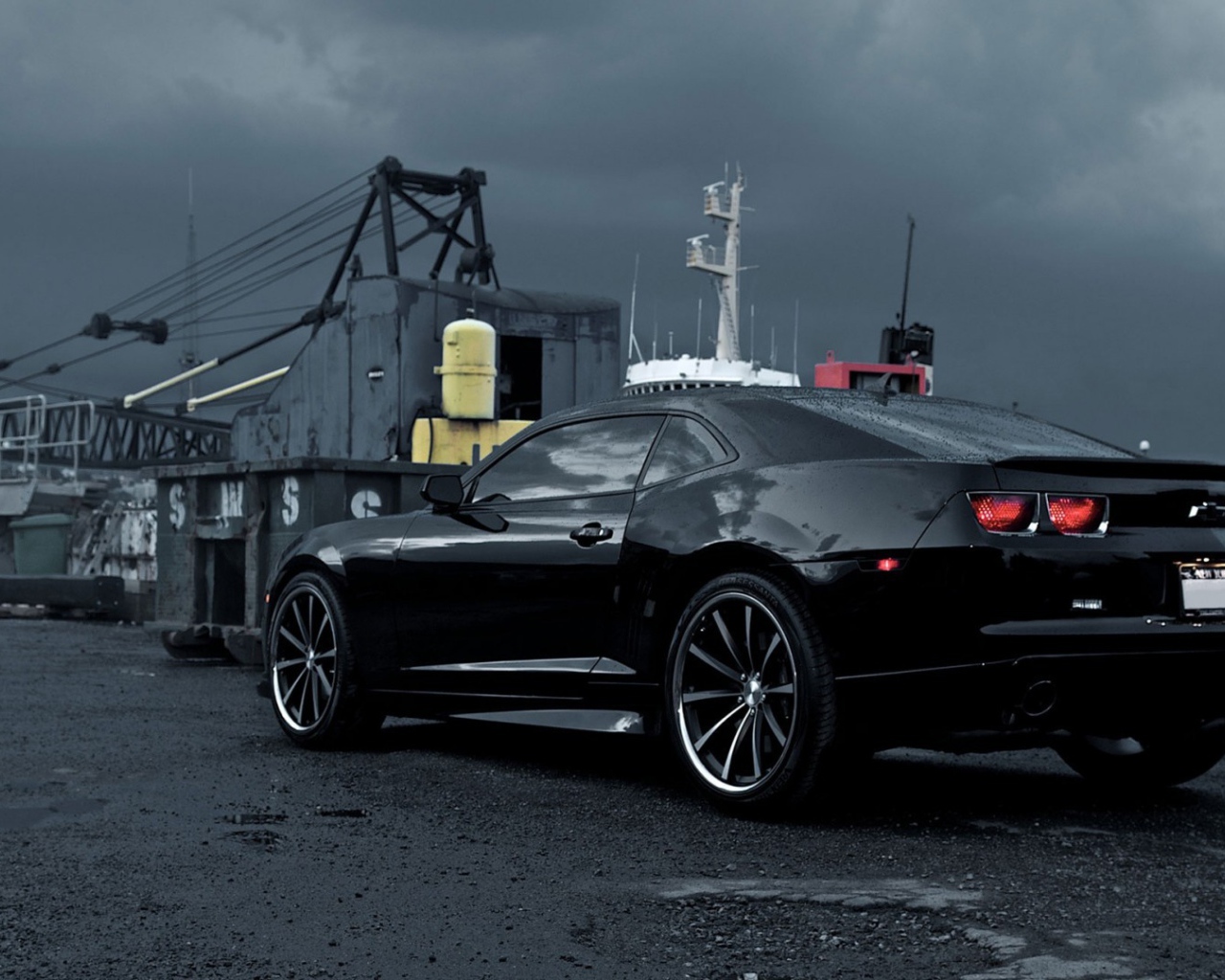 Черный Chevrolet Camaro в порту