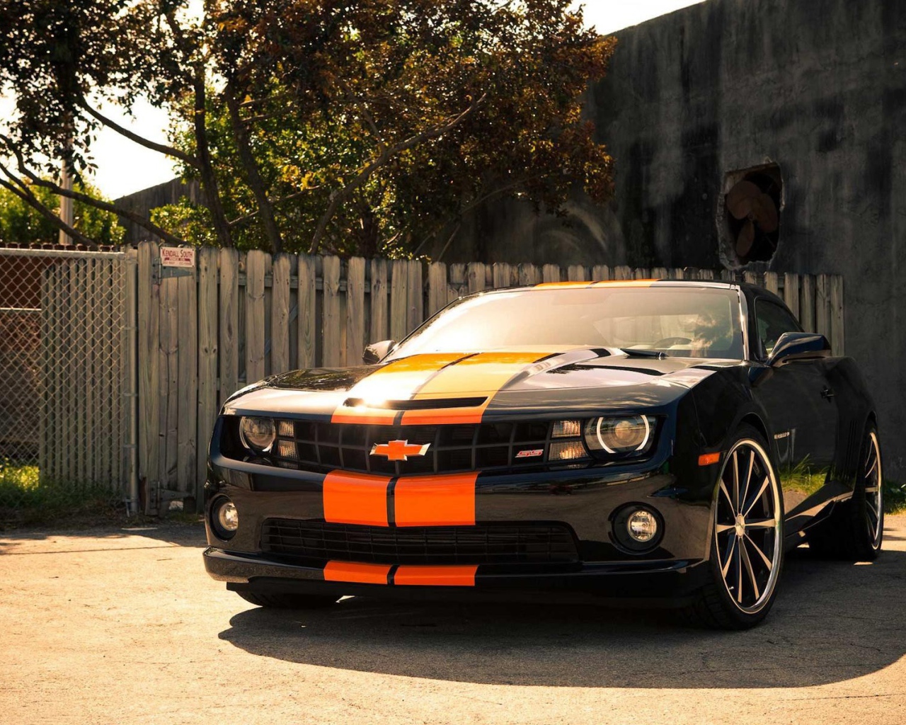 Черный Шевроле Камаро с оранжевой полосой
