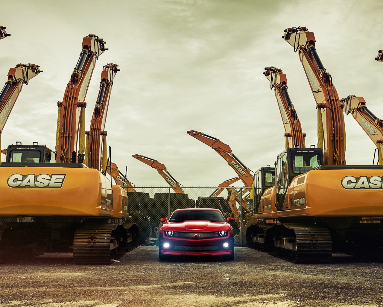 Chevrolet Camaro между экскаваторами