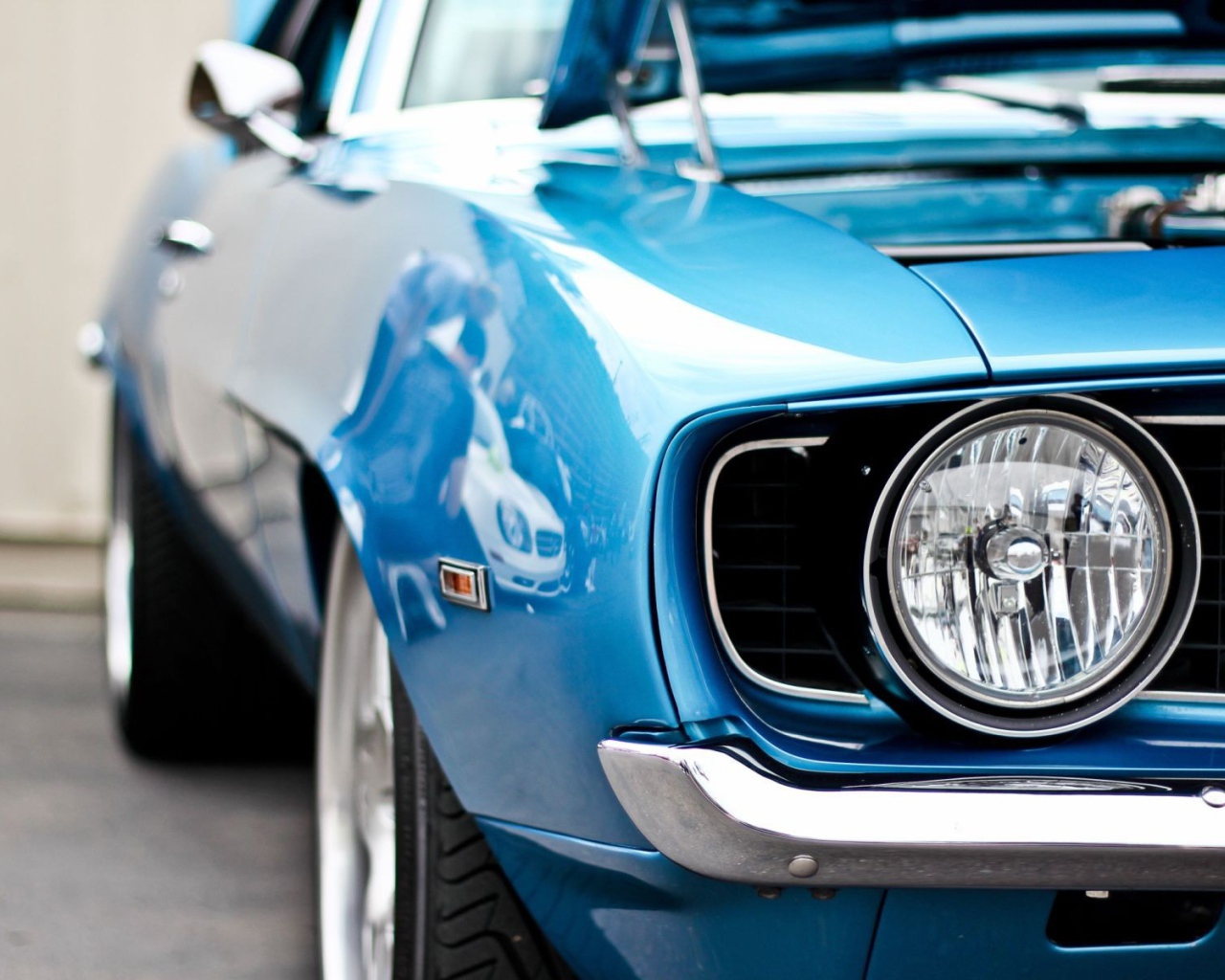 Фара голубого Chevrolet Camaro Z28