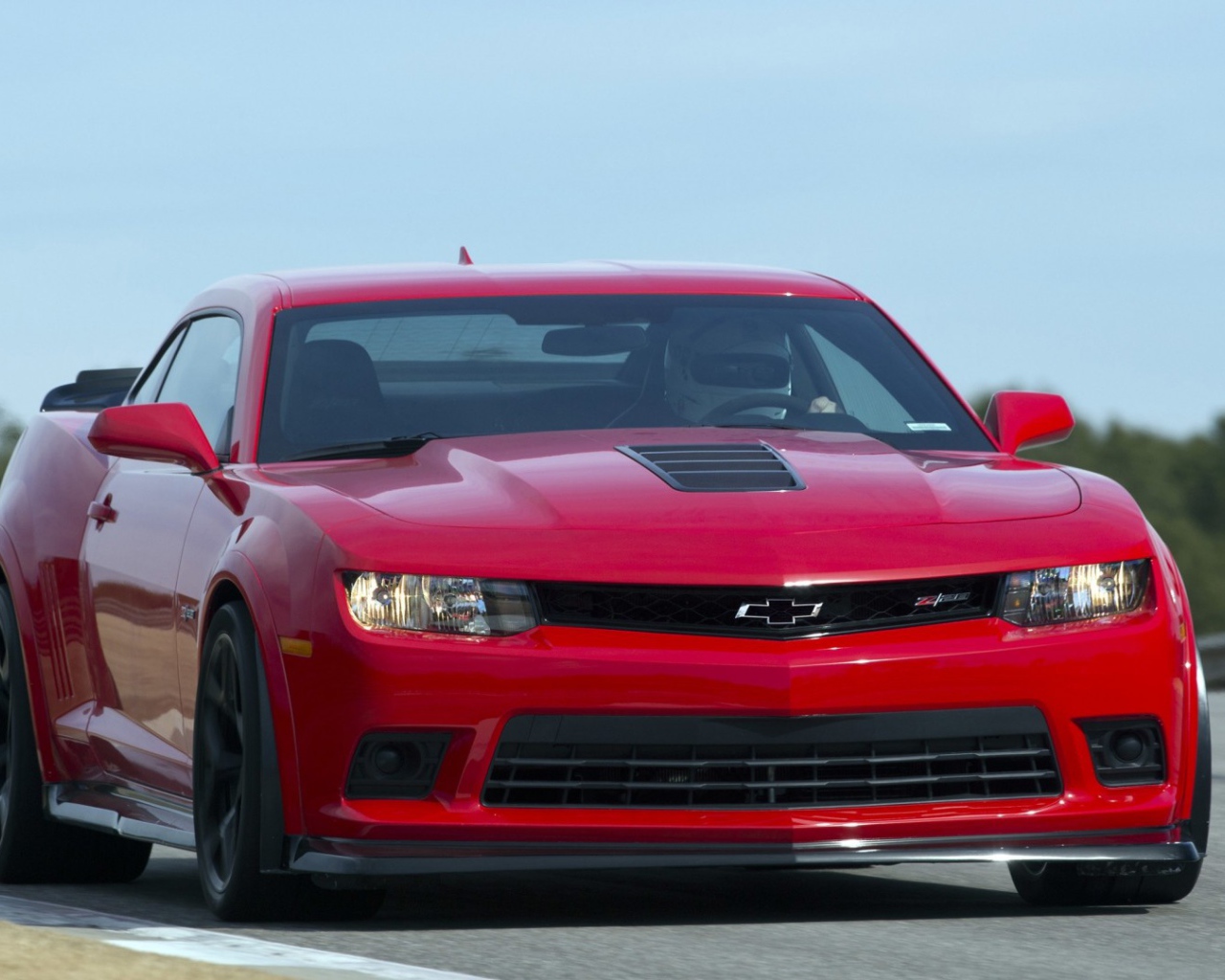 Великолепный красный Chevrolet Camaro