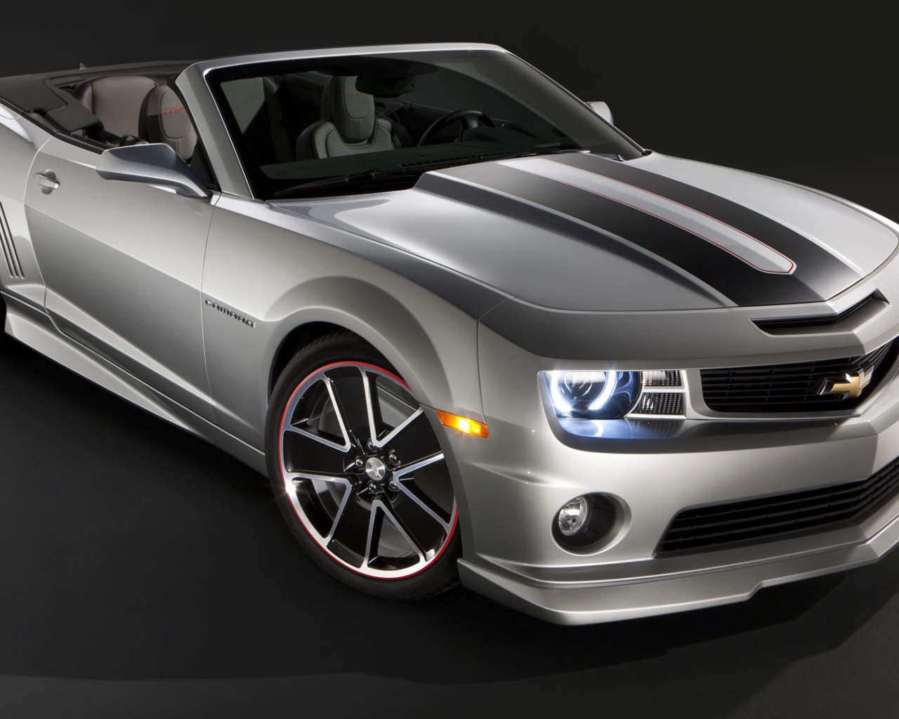 Серый кабриолет Chevrolet Camaro на сером фоне