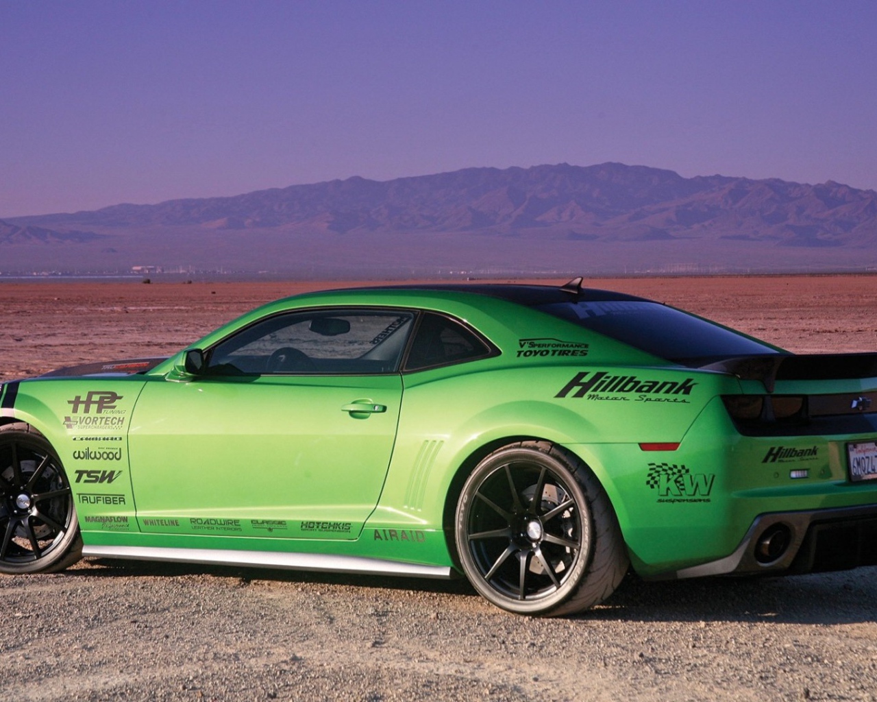 Зеленый Chevrolet Camaro в пустыне