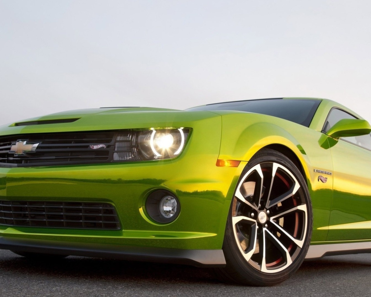 Фары зеленого Chevrolet Camaro