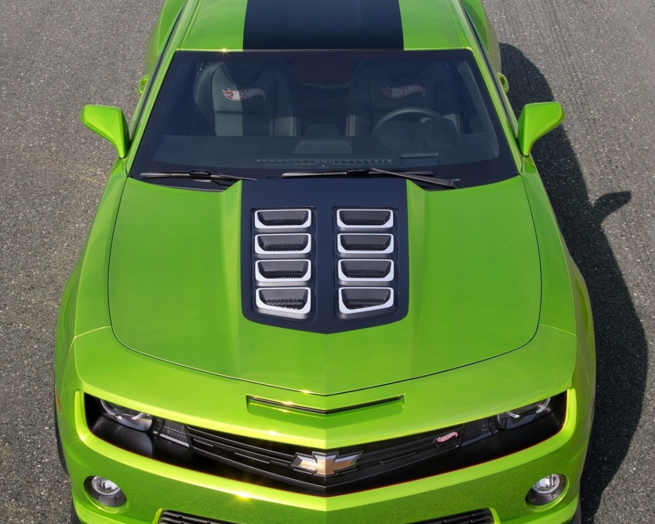 Мощный зеленый Chevrolet Camaro на дороге