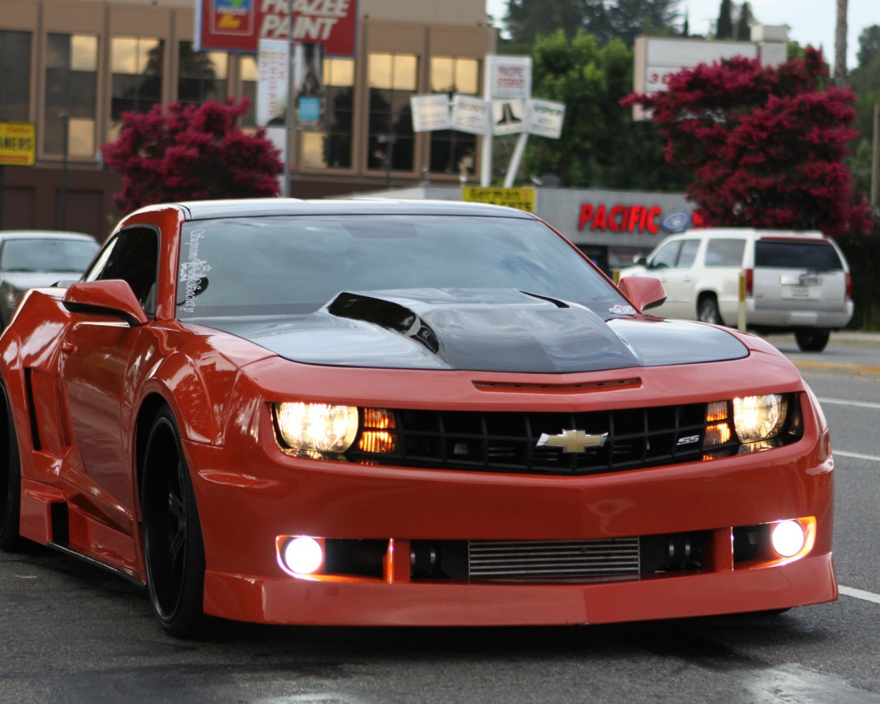 Красный Камаро с включенными фарами