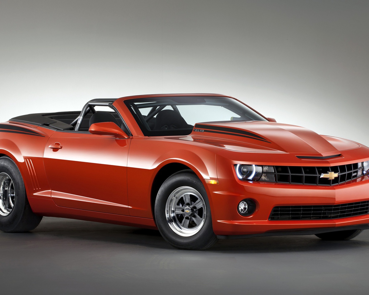 Красный Chevrolet COPO Camaro