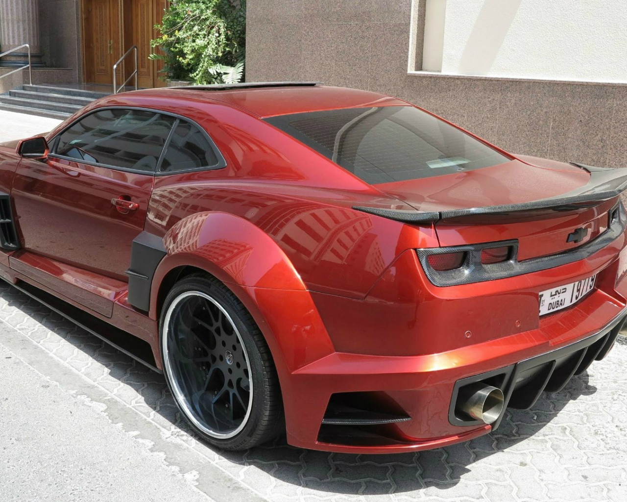 Красный Chevrolet Camaro Guyver