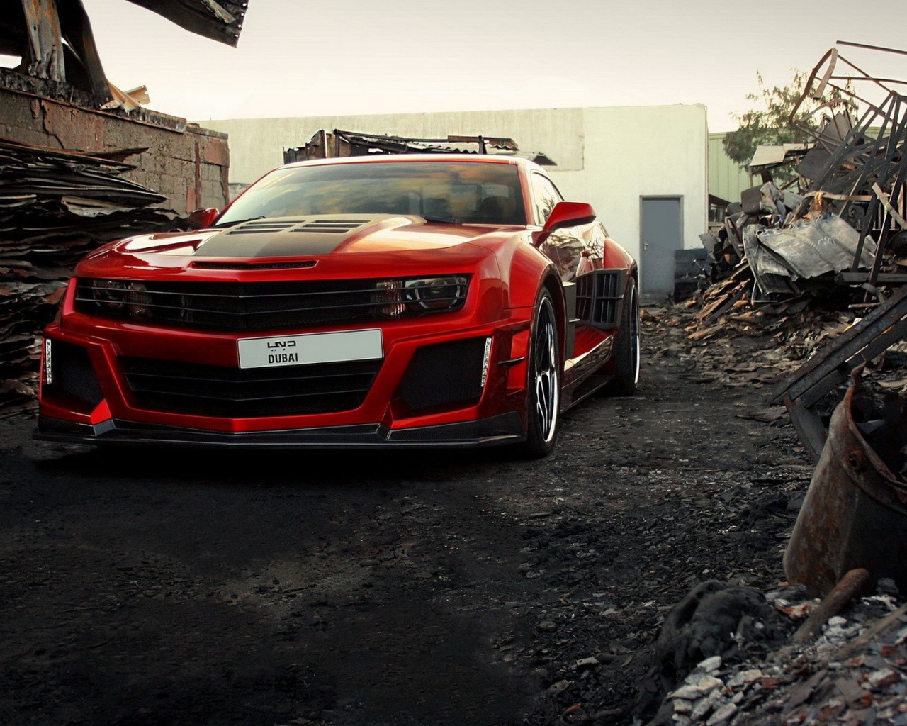 Красный Chevrolet Camaro среди руин