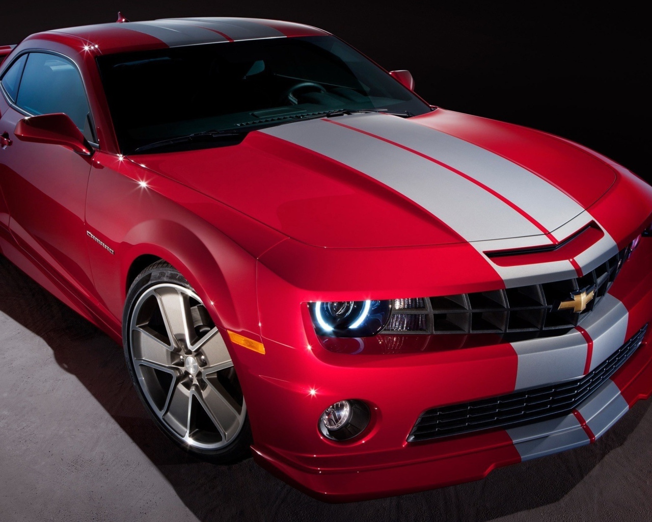 Красный Шевроле Камаро с серой полосой