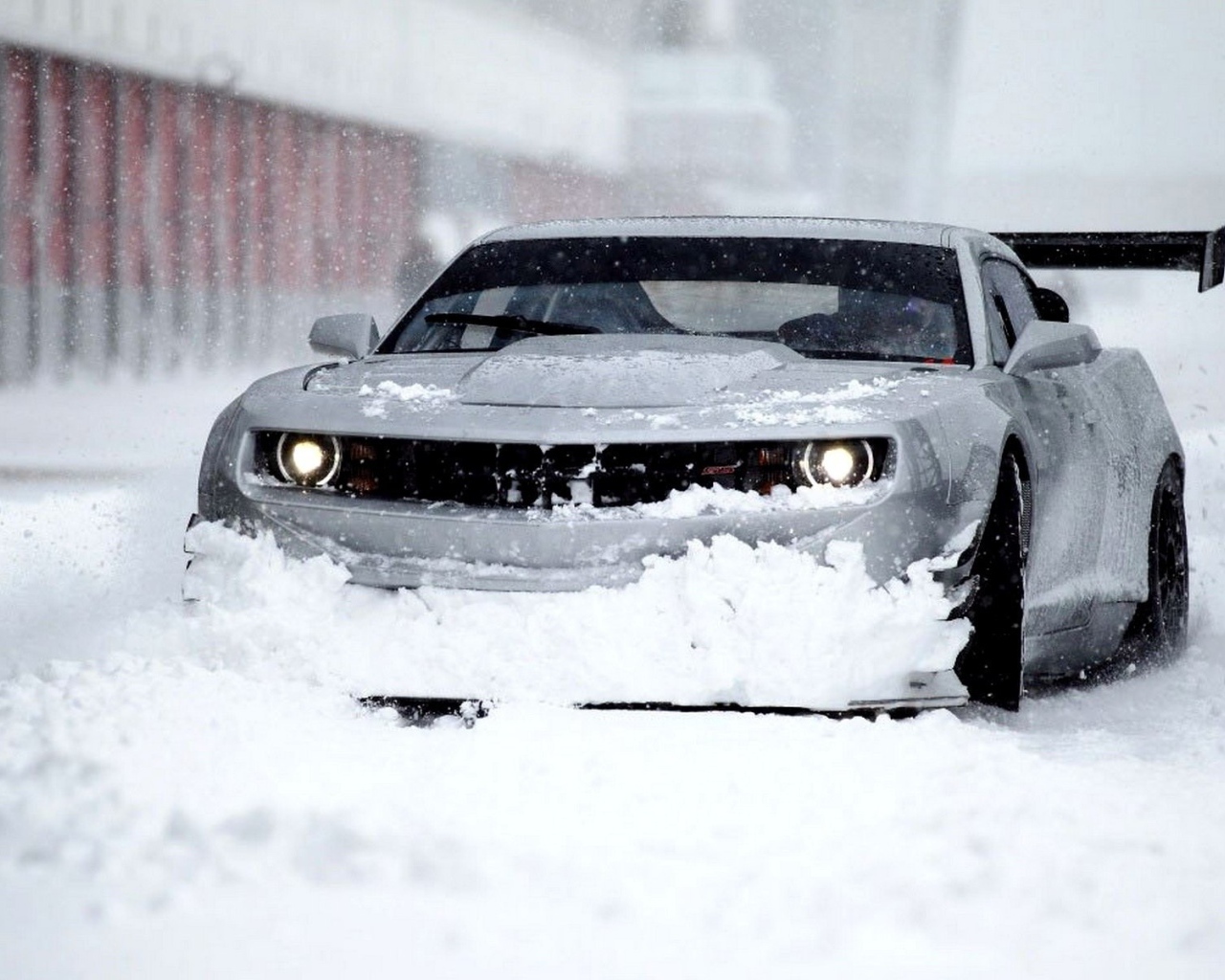 Шевроле Camaro на зимней улице