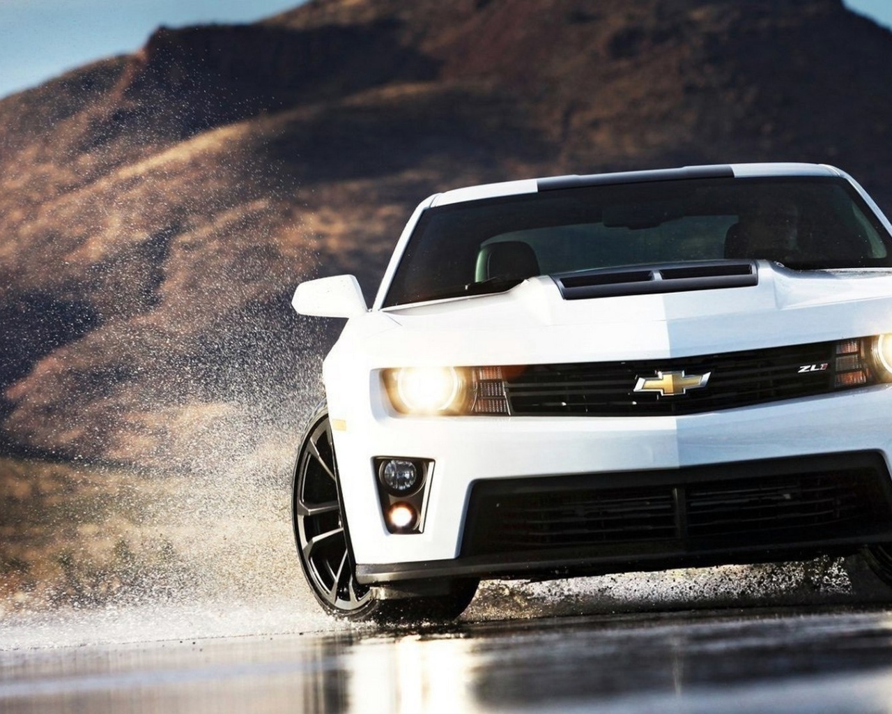 Брызги из под колес белого Chevrolet Camaro