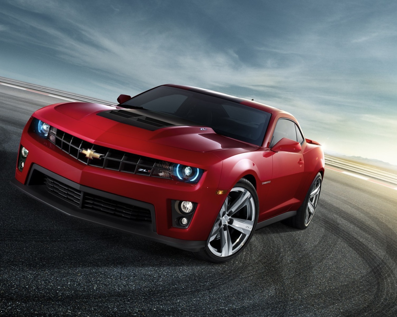 Следы от шин красного автомобиля Chevrolet Camaro ZL1