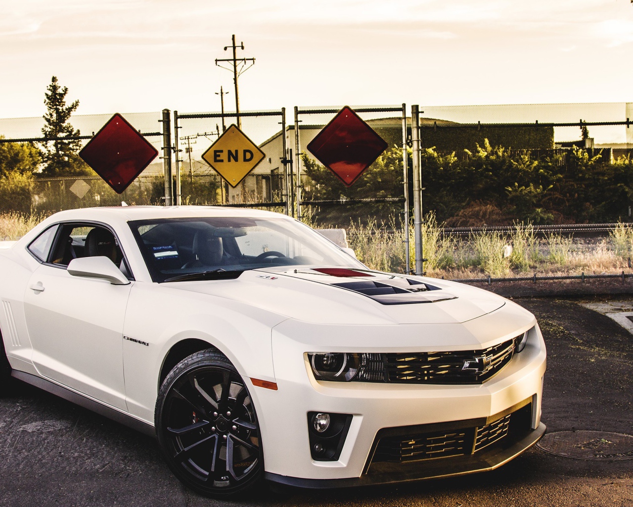 Белый Шевроле Камаро