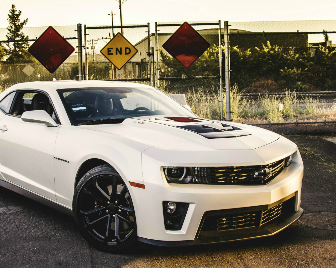 Белый Chevrolet Camaro ZL1