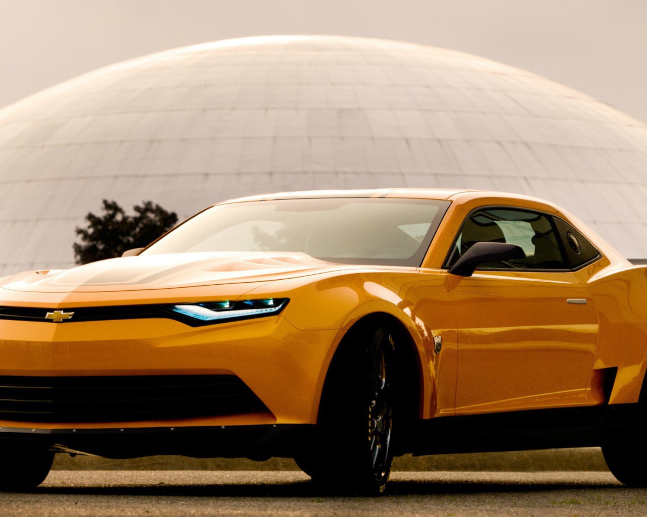 Желтый Chevrolet Camaro на фоне купола