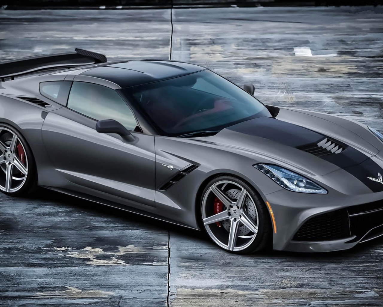 Серебристый спортивный Chevrolet Corvette C7