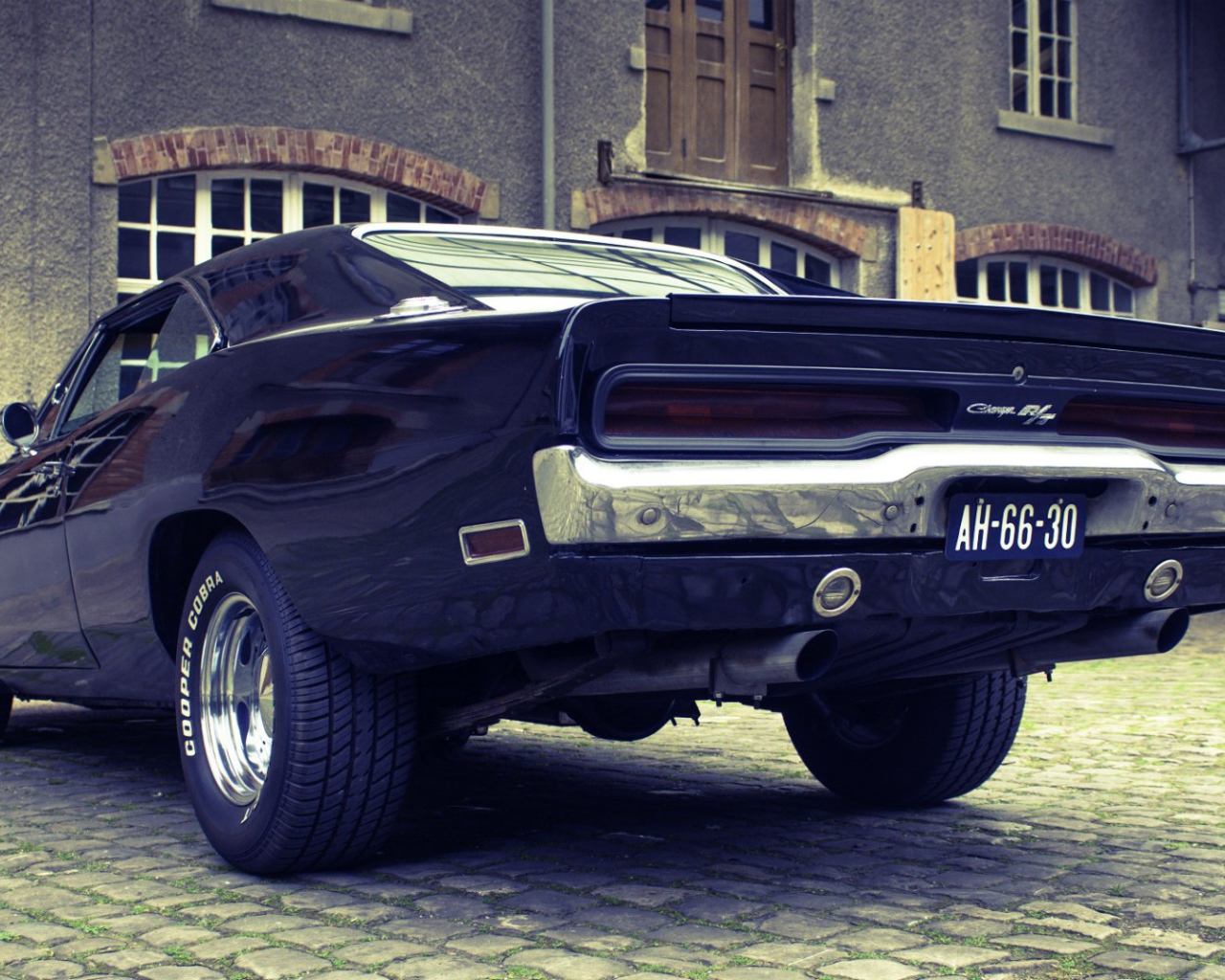 Черный автомобиль Dodge Charger RT