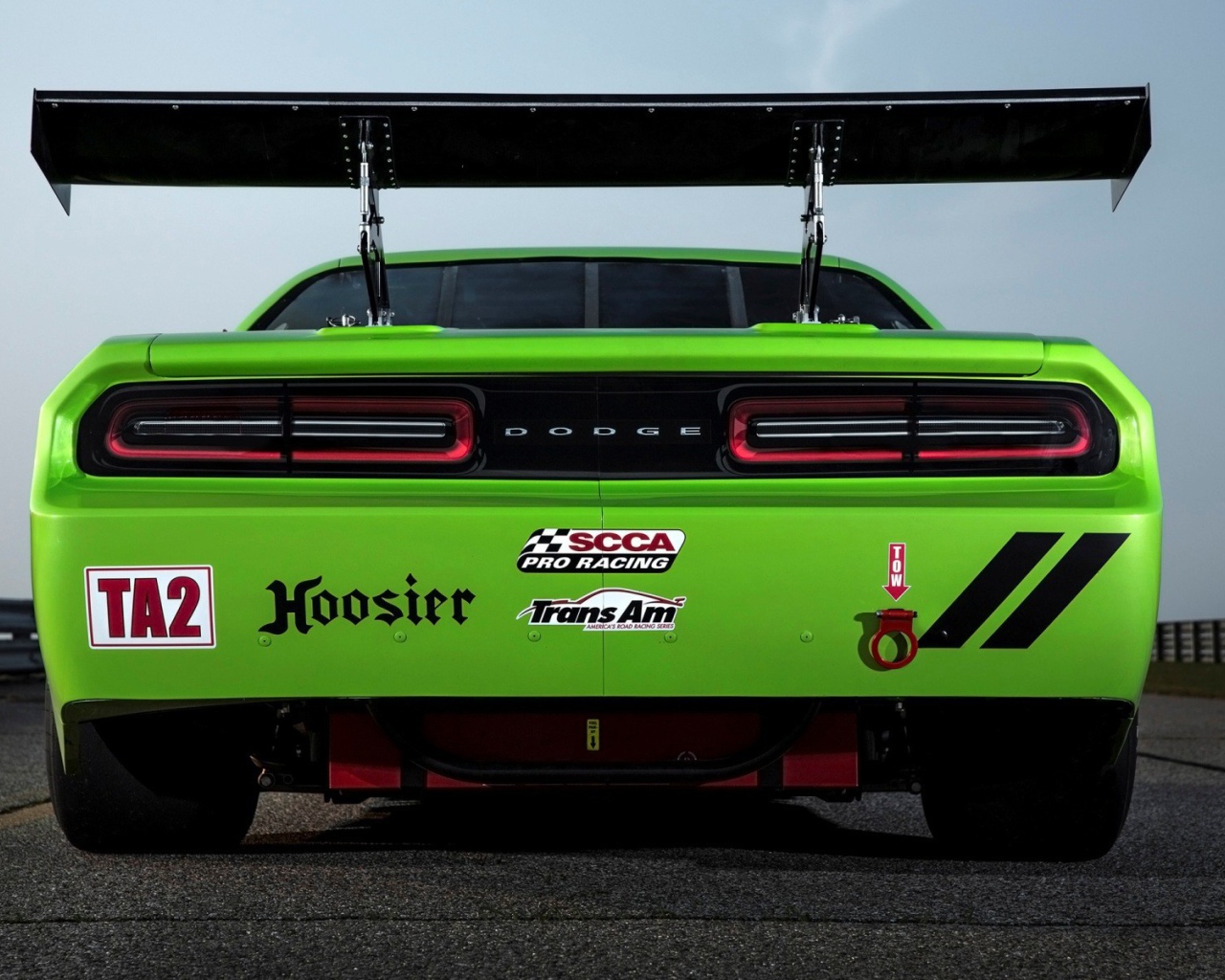 Зеленый Dodge Challenger SRT Trans-Am со спойлером