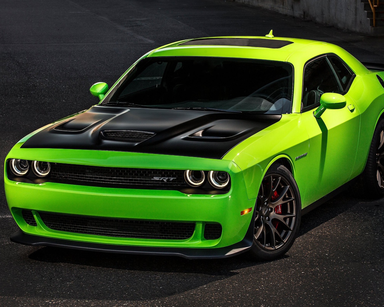 Зеленый Dodge Challenger с черным капотом