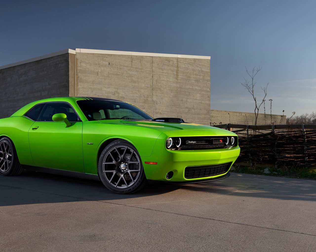 Зеленый спортивный Dodge Challenger Hellcat