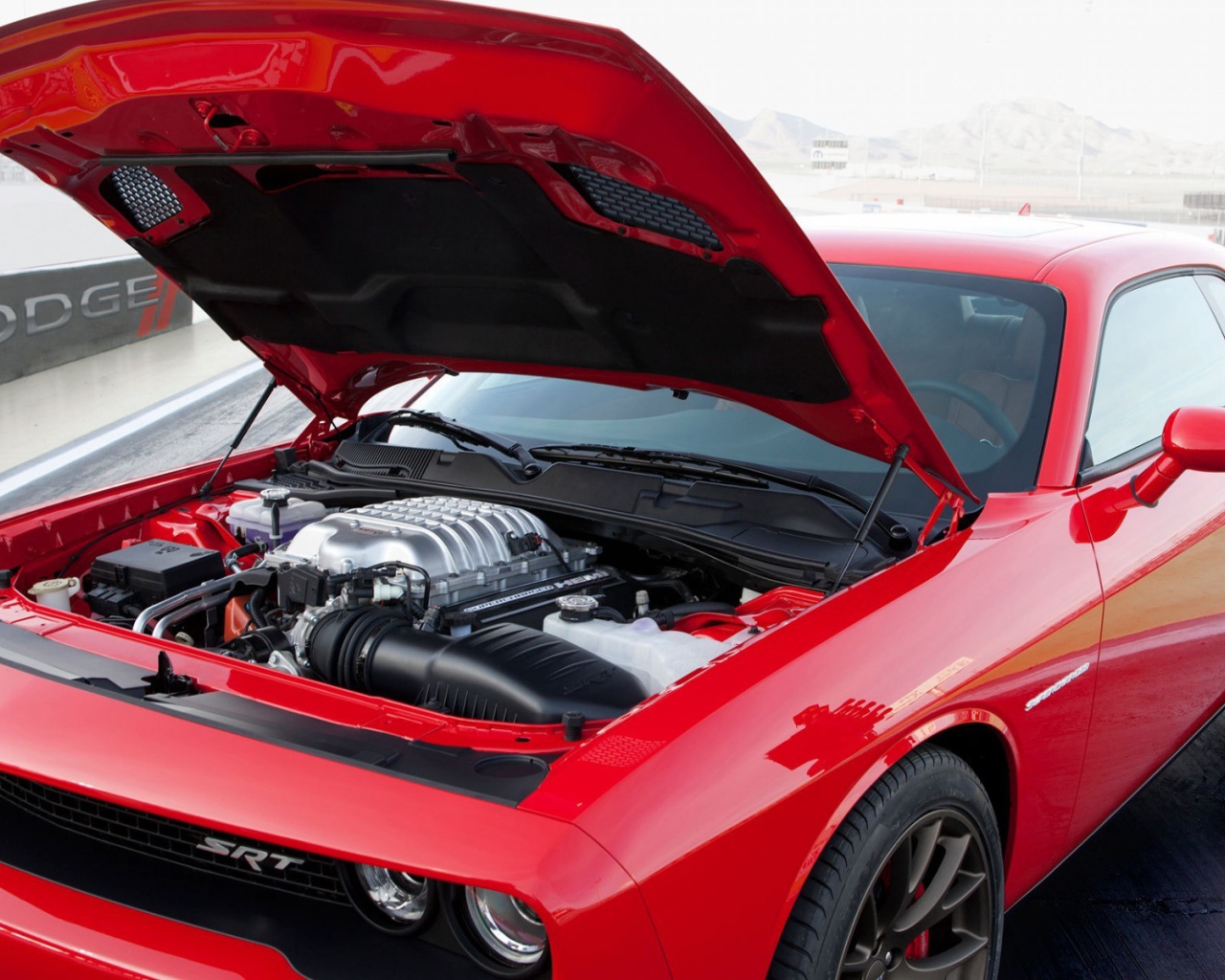 Под капотом красного Dodge Challenger