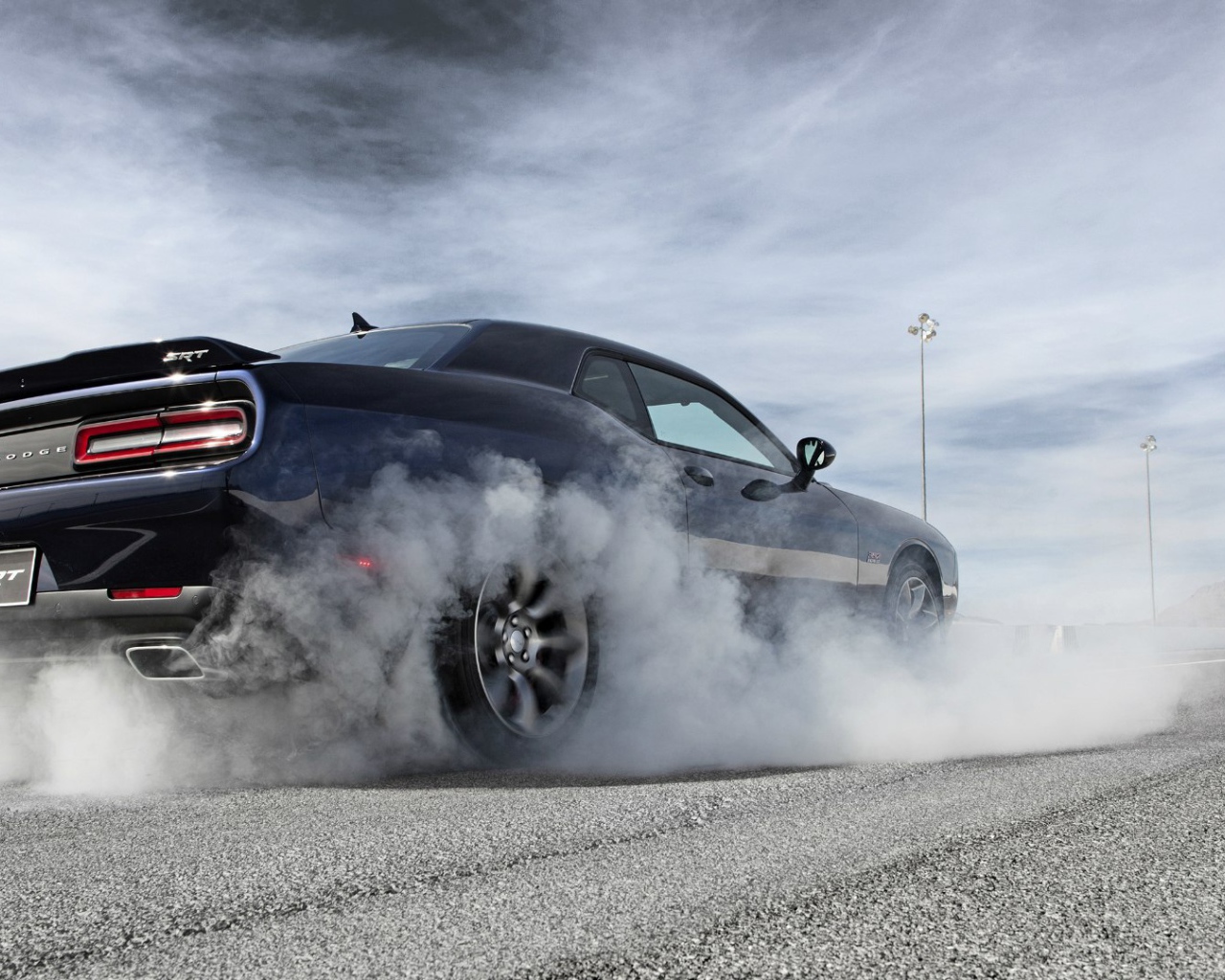 Дрифт на автомобиле Dodge Challenger