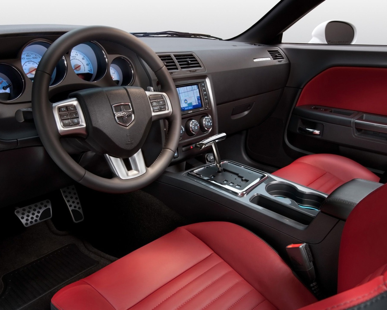 Кожаный салон автомобиля Додж