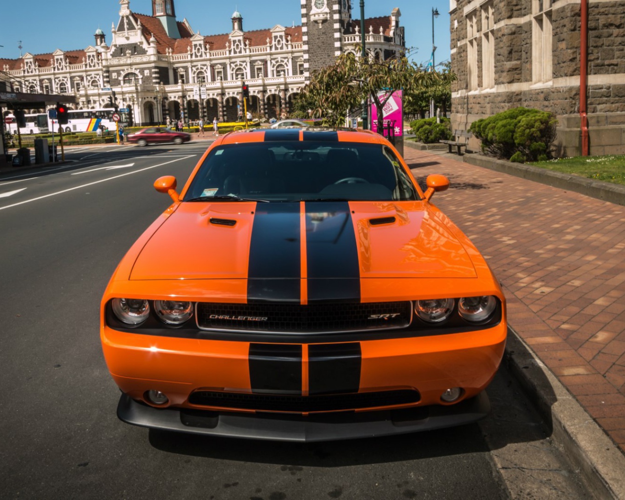 Мощный оранжевый Dodge Challenger
