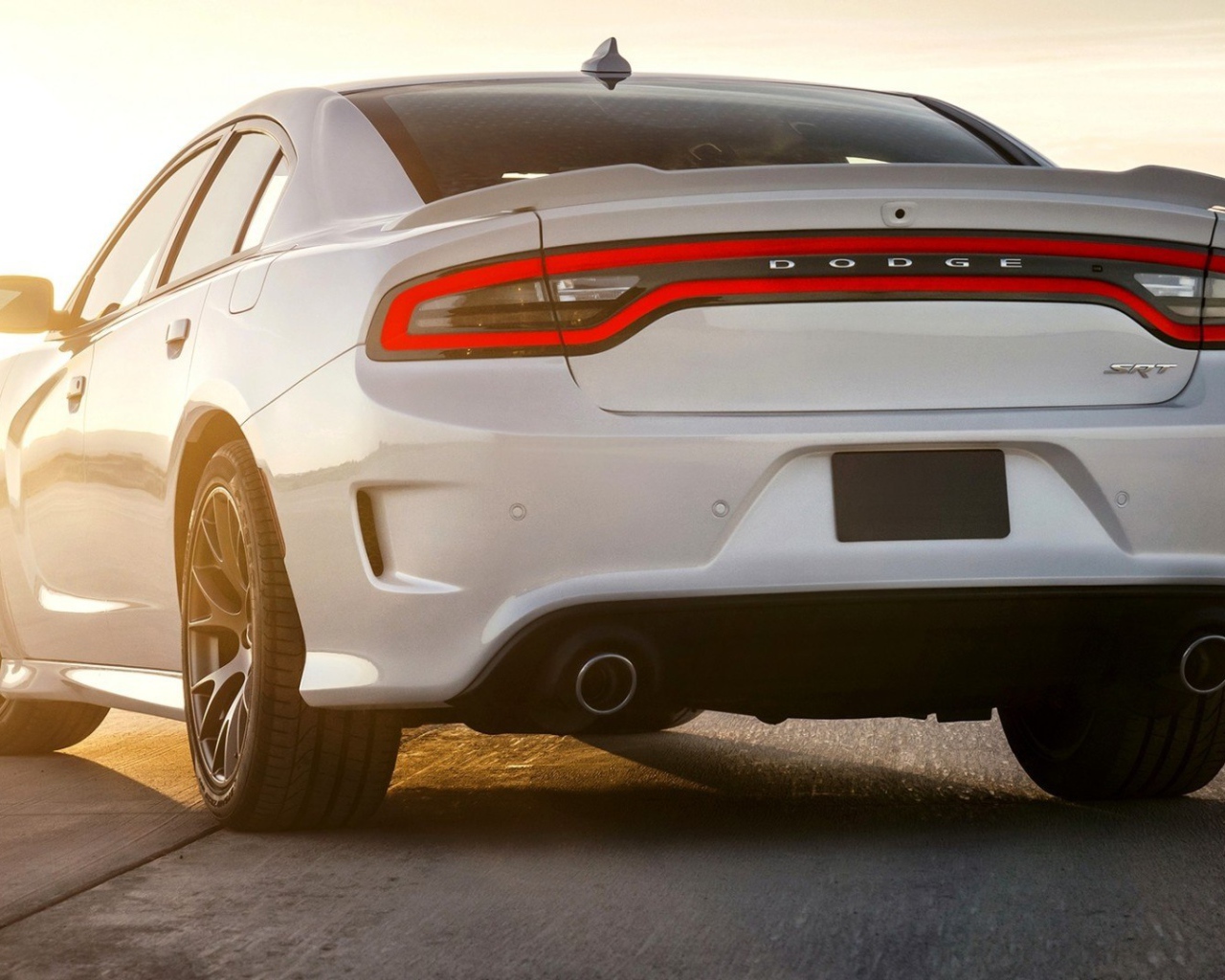 Вид сзади на Dodge Charger SRT 2015