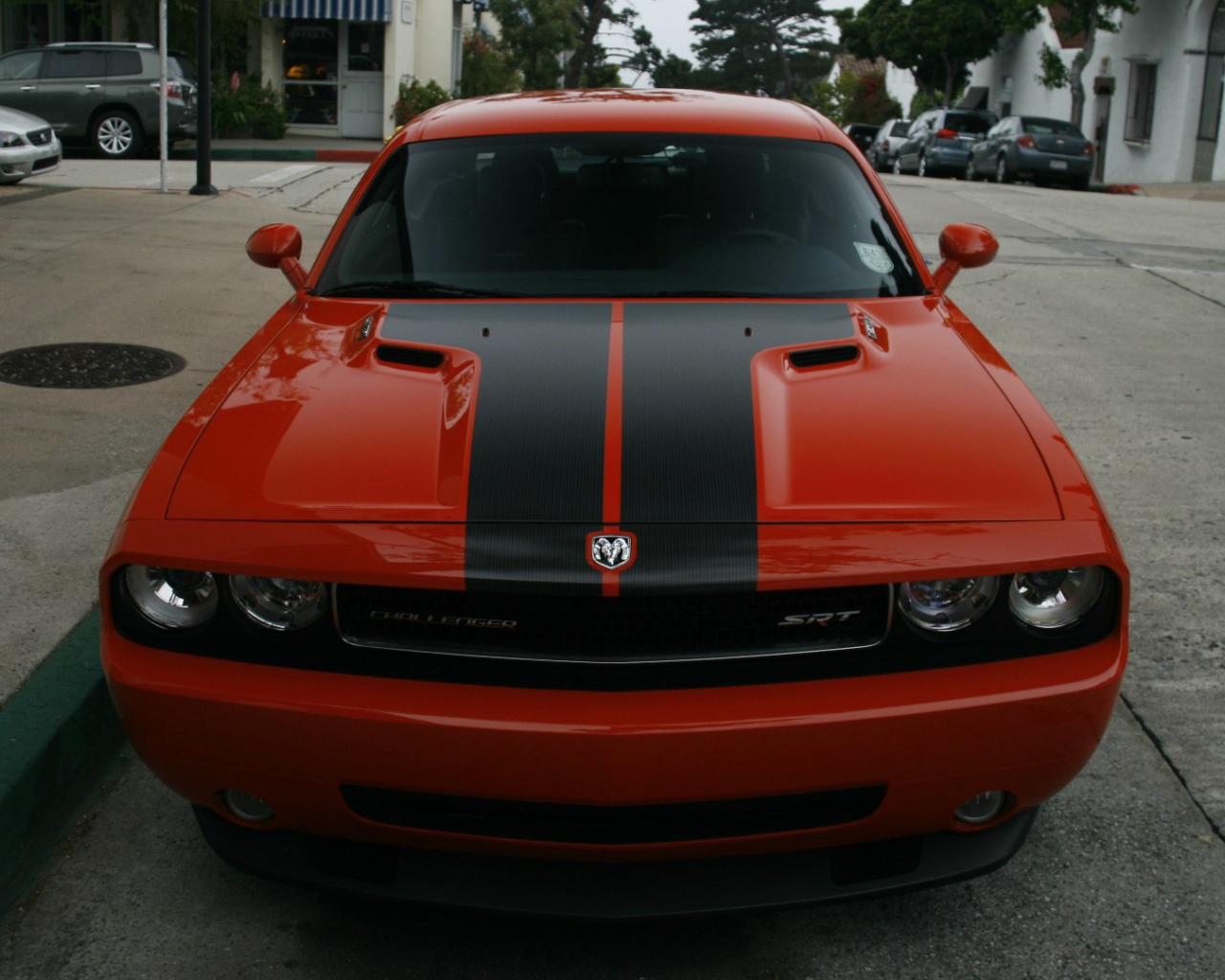 Красный Dodge Challenger SRT8