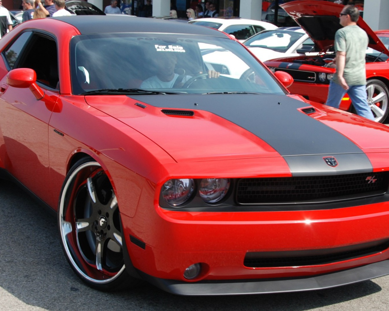 Красный автомобиль Dodge Challenger