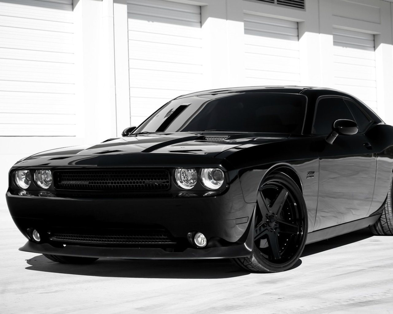 Стильный черный Dodge Challenger SRT8