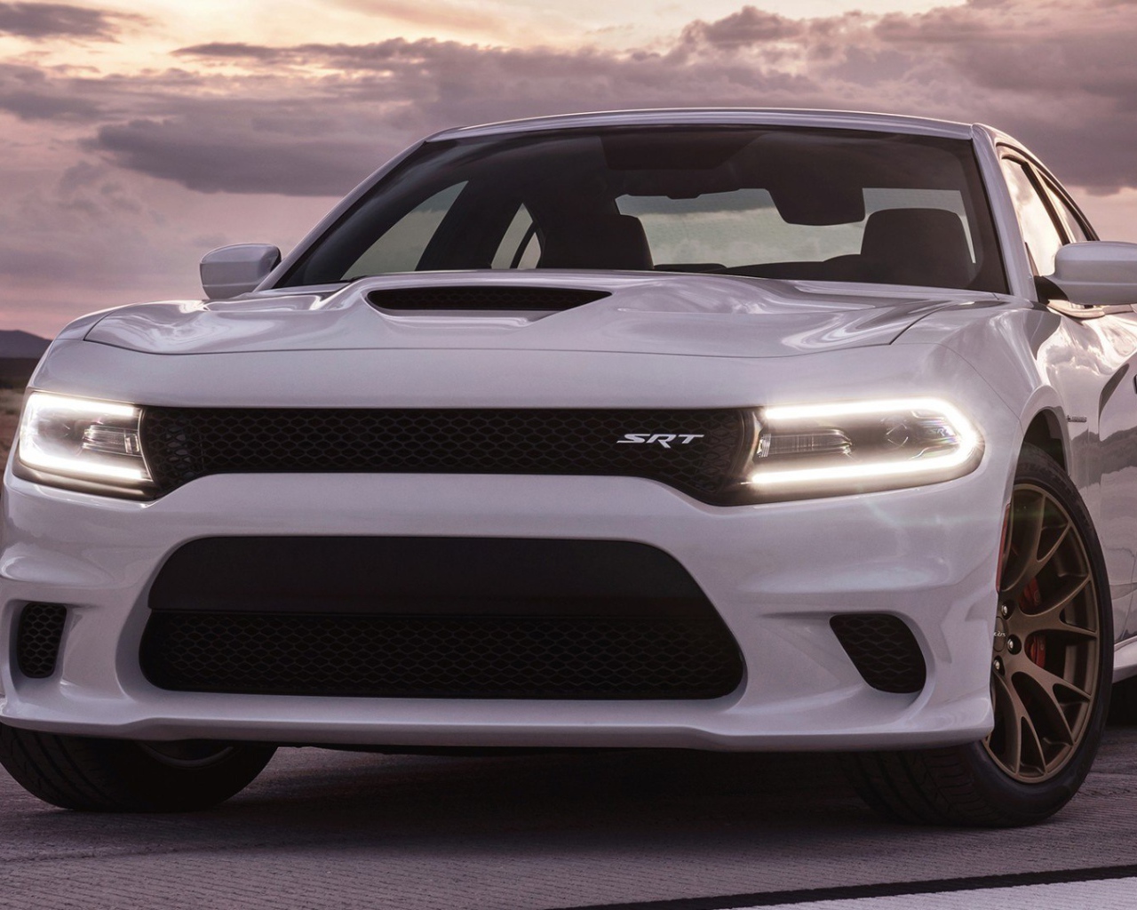 Белый Dodge Charger SRT 2015