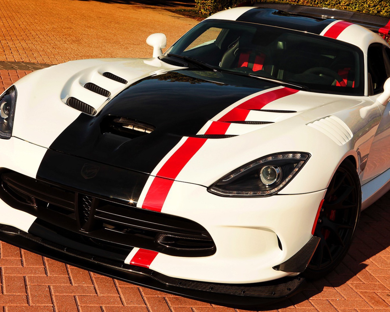 Белый Dodge Viper ACR с черной полосой
