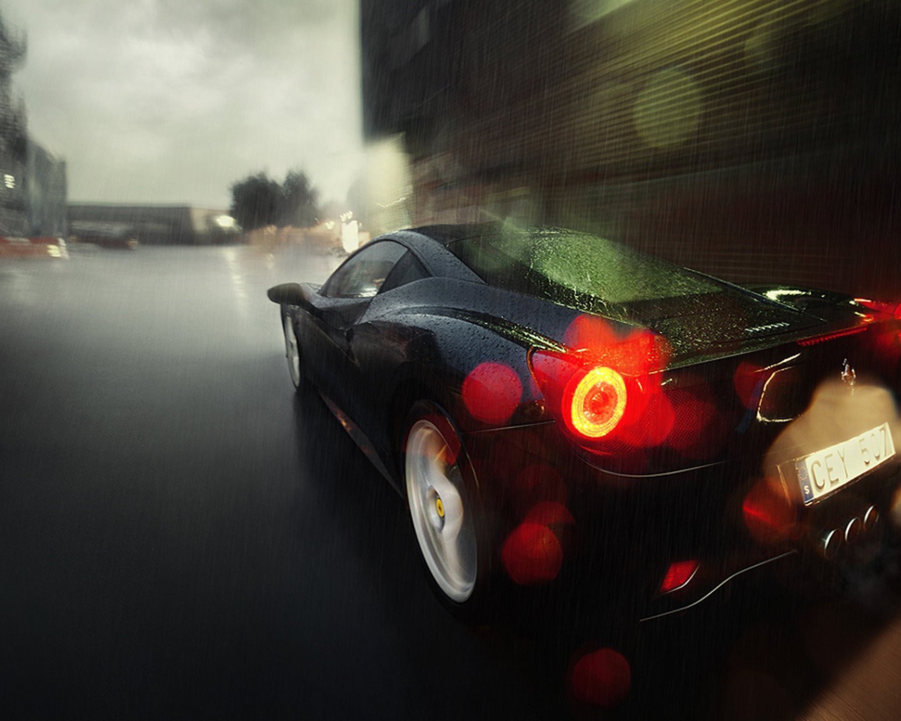 Черный Ferrari 458 едет во время дождя