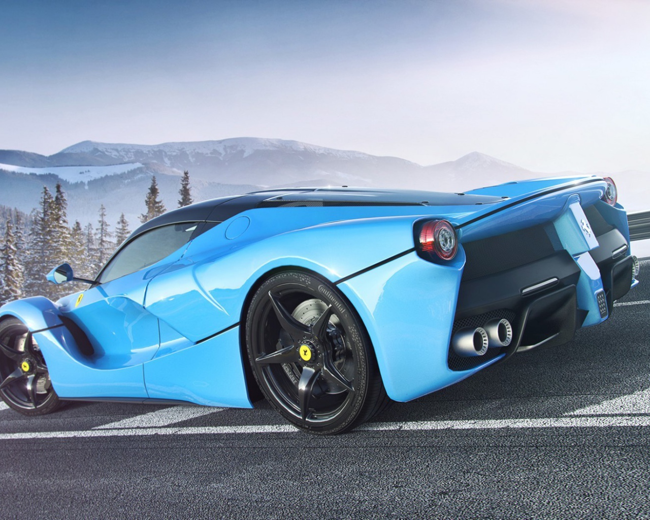 Голубой Ferrari LaFerrari на горной дороге