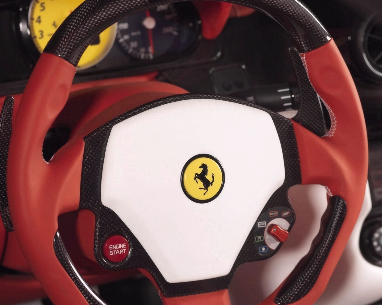 Рулевое колесо спортивного Ferrari