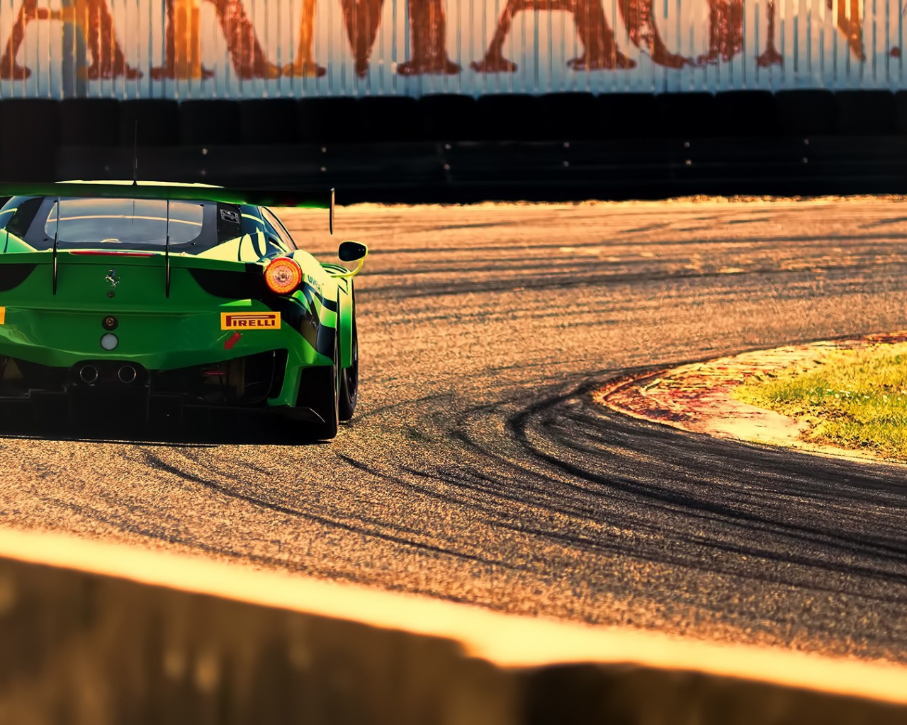 Зеленый Ferrari 458 Italia на гонке