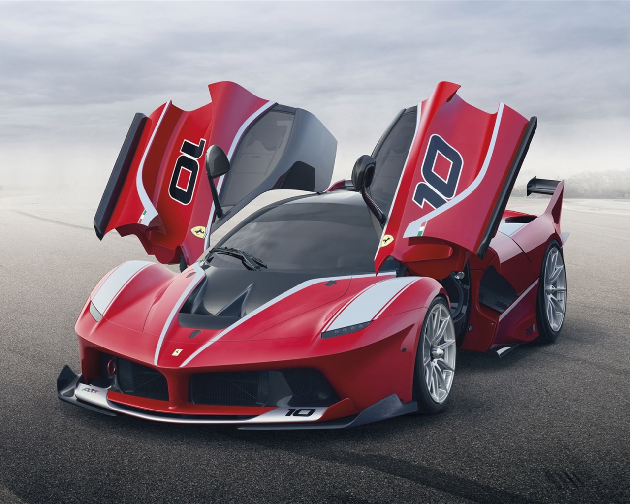 Открытые двери авто Ferrari FXX K