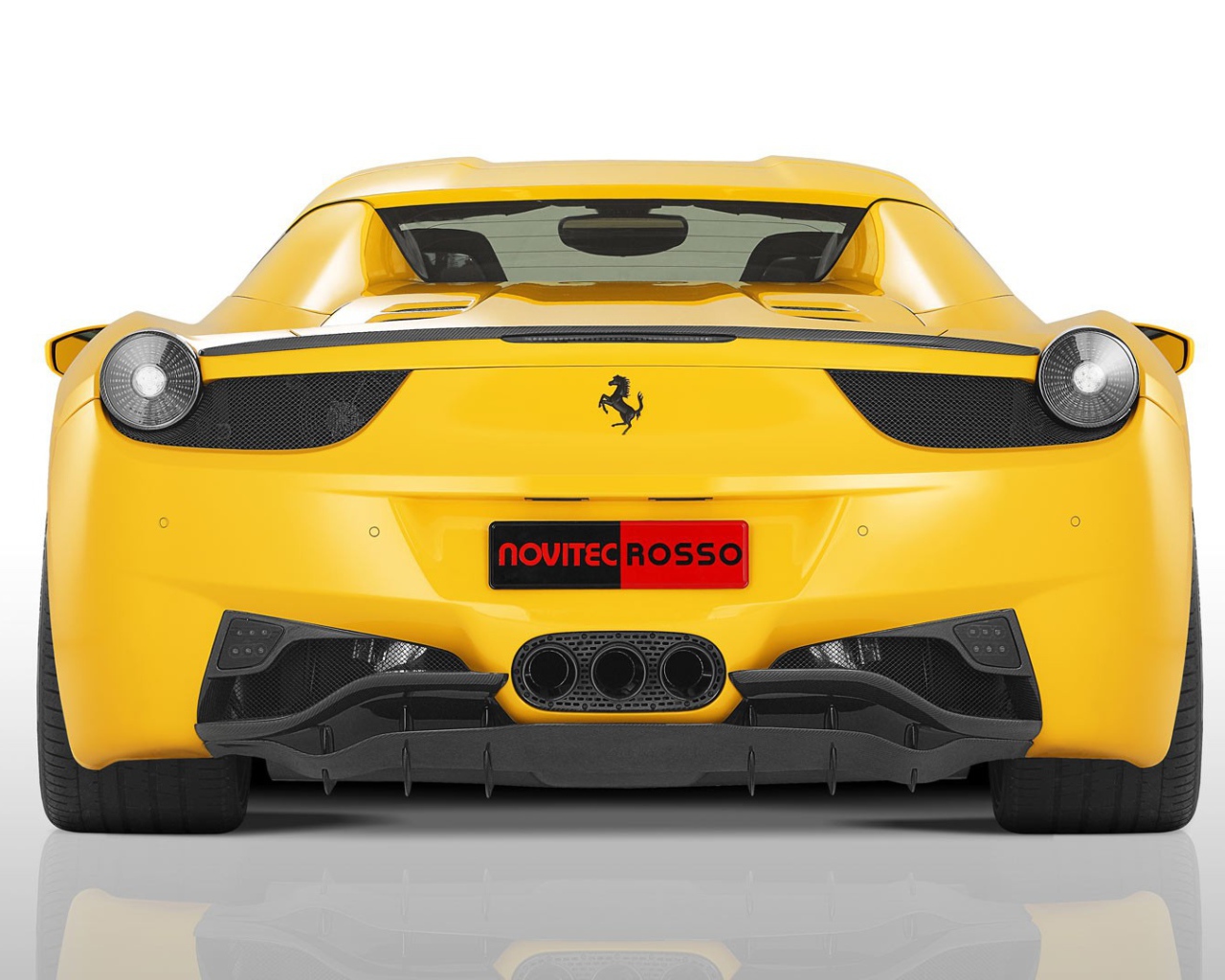 Вид сзади на желтый Ferrari 458