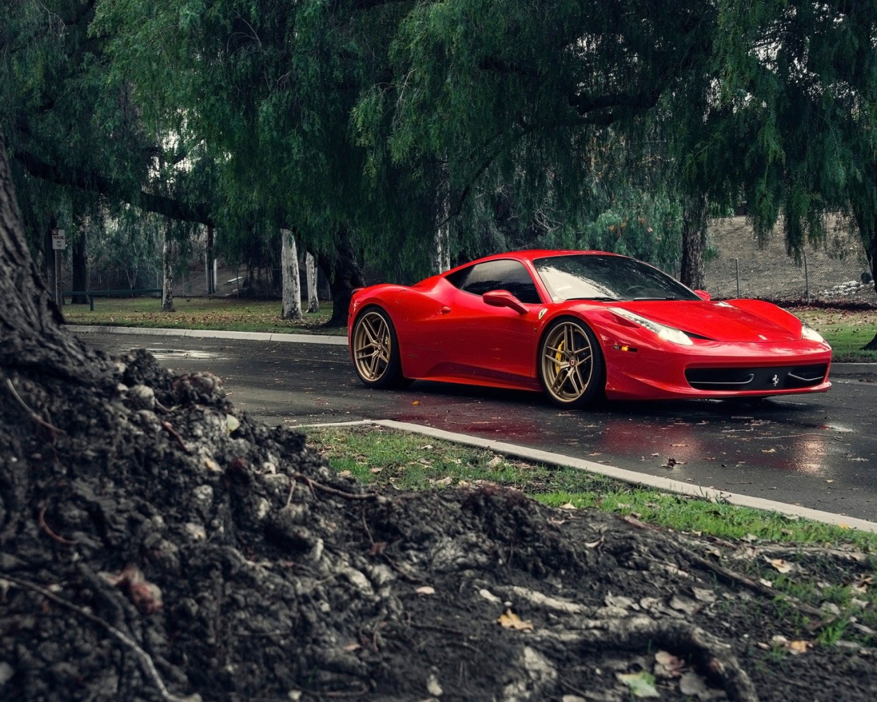 Красный Ferrari 458 Italia на улице после дождя