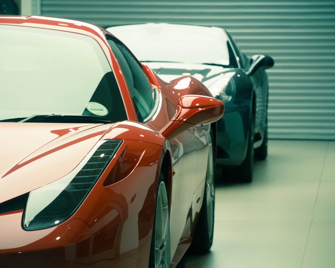 Красный Ferrari 458 в гараже