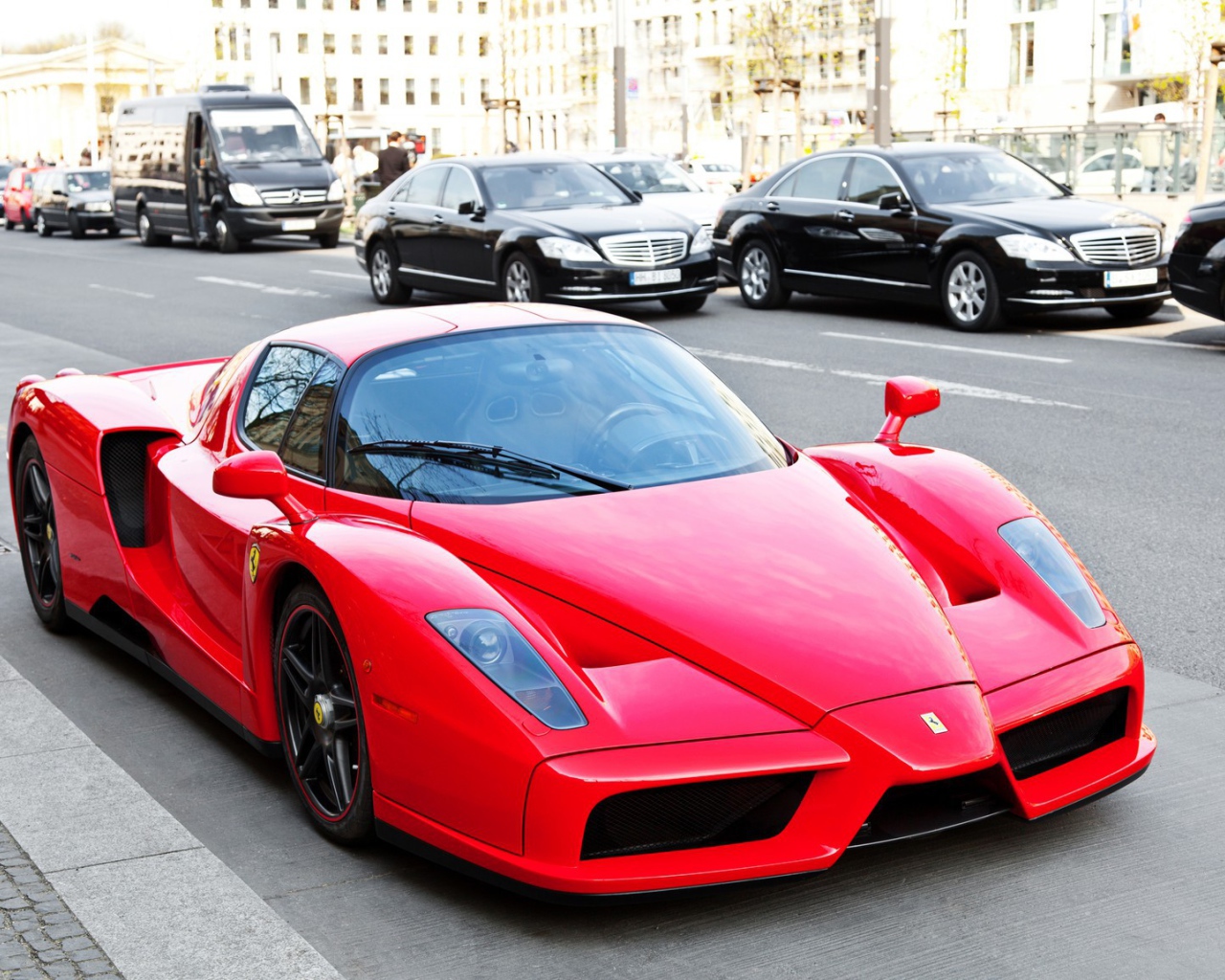 Красный Ferrari Enzo на городской улице