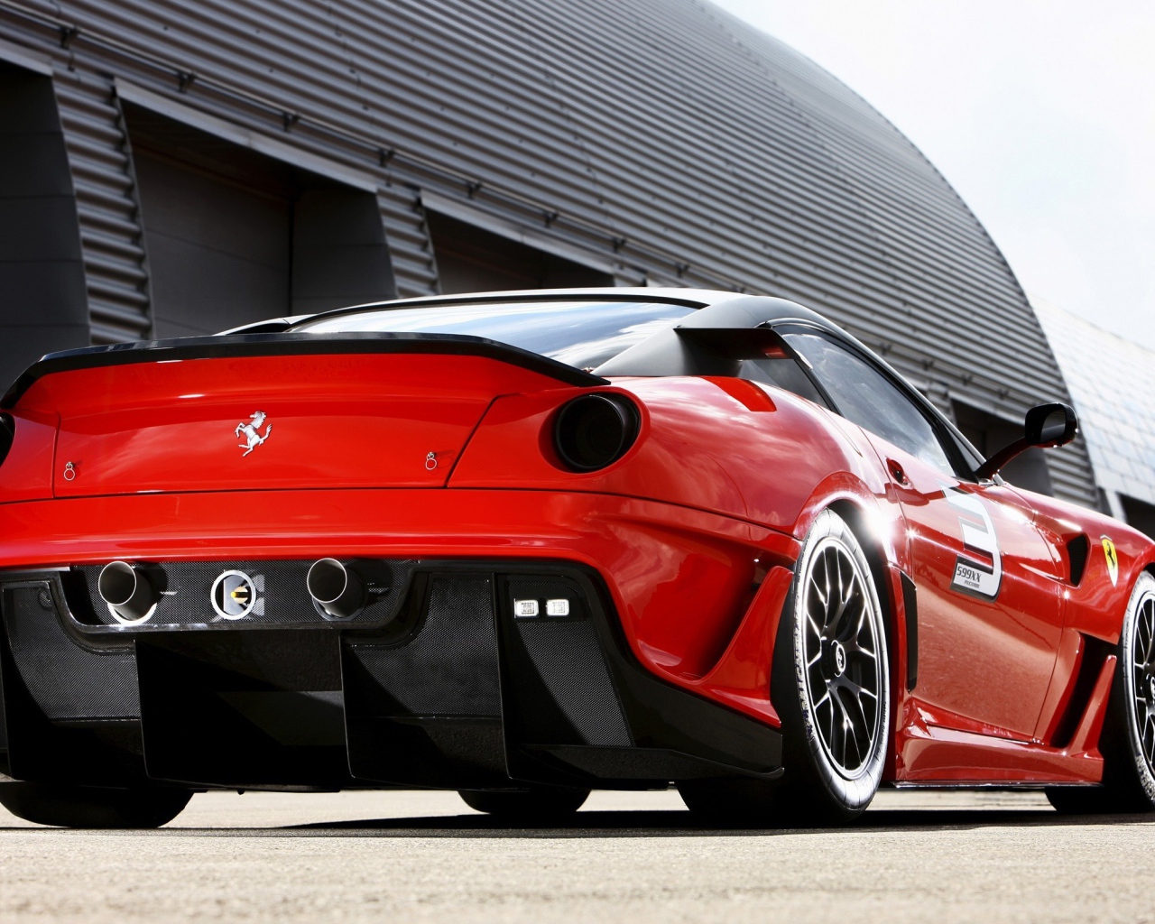 Красный Ferrari у ангара