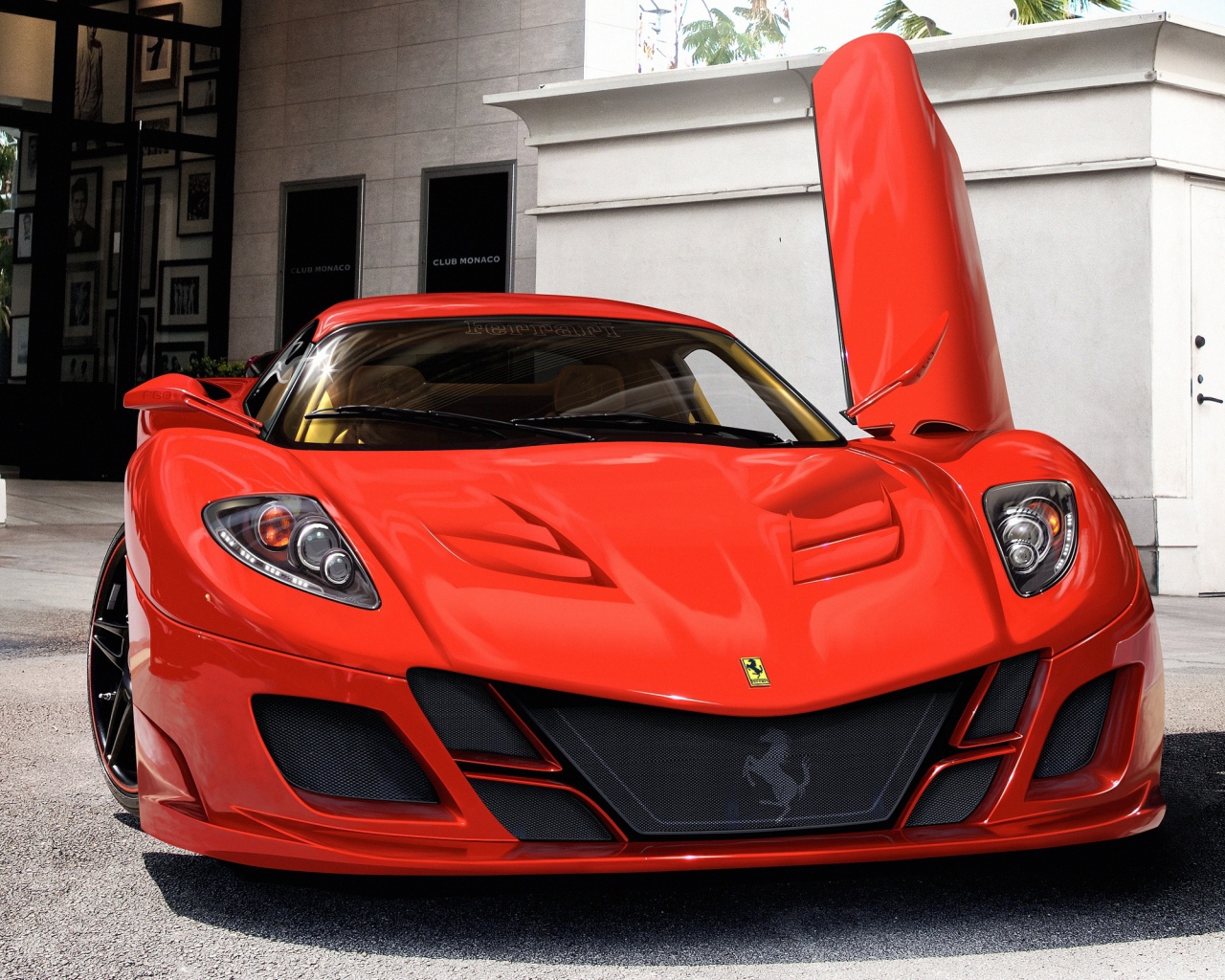 Красный Ferrari у белого здания